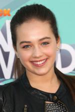 photo Mary Mouser